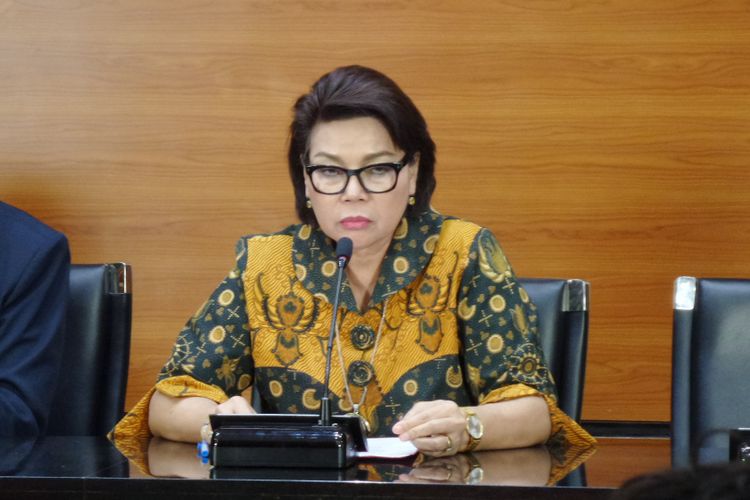 Wakil Ketua KPK Basaria Panjaitan saat mengumumkan penetapan tersangka di Gedung KPK, Jakarta, Jumat (31/3/2017).
