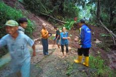 Warga Terisolasi akibat Tanah Longsor dan Pohon Tumbang Menutup Jalan Kabupaten