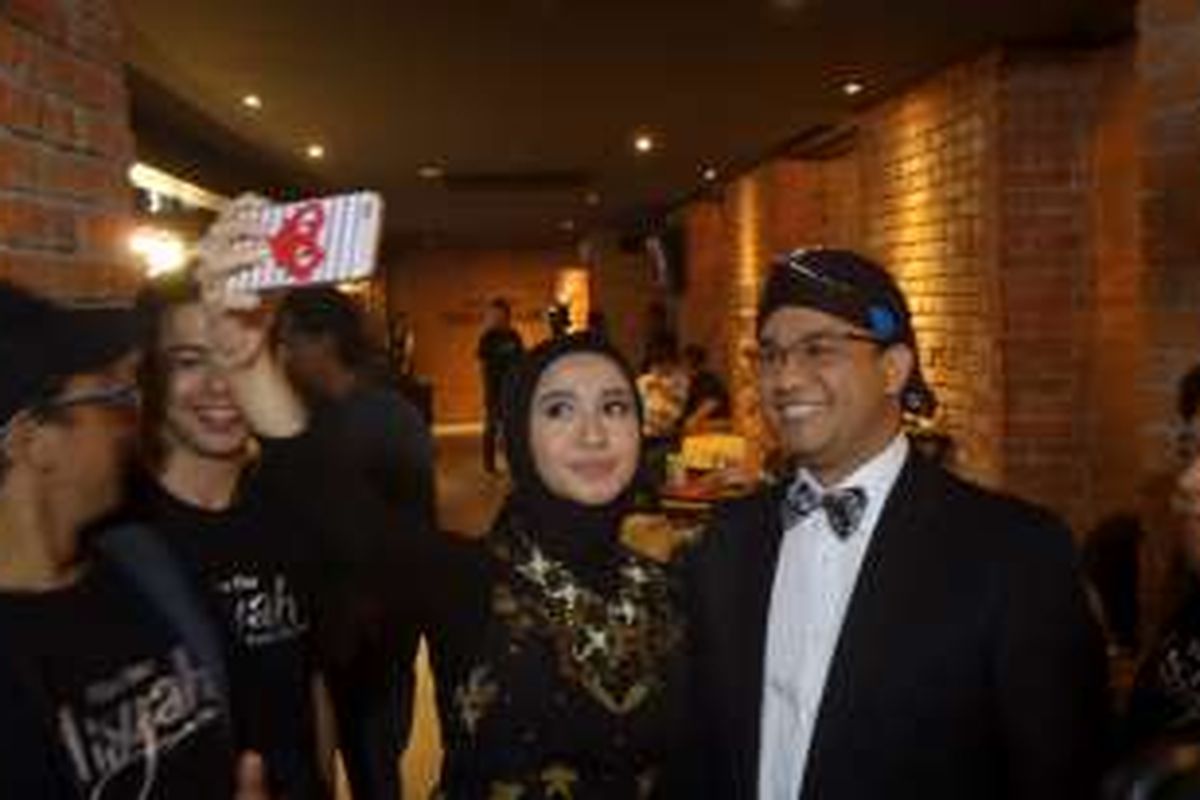 Laudya Cynthia Bella dan Anies Baswedan ber-wefie dalam gala premier film Aisya di CGv Blitz Grand Indonesia, Jakarta Pusat, Senin (2/5/2016) malam.