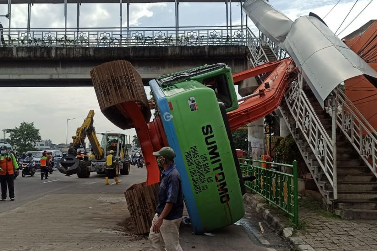 Sebuah alat berat escavator terbalik dan menimpa Jembatan Penyeberangan Orang (JPO) di Jalan Abdullah Syafei di sisi jalan mengarah ke Casablanca, Kebon Baru, Tebet, Jakarta pada Selasa (22/9/2020) pagi.