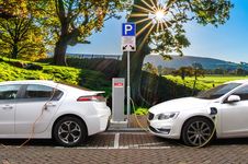 Peminat EV Bertambah, Studi Ungkap Pemilik Mobil Bensin Mulai Beralih