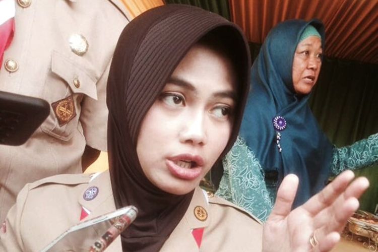 Bupati Nunukan Asmin Laura Hafid mengaku tidak tahu jika amplop yang diberikan kepada pemenang Olimpiade Sains Tingkat Sekolah Dasar pada peringatan Hari Pendidikan Nasional setahun lalu merupakan amplop kosong. Kasus amplop kosong yang diberikan kepada salah satu  siswa SD berawal dari pemotongan anggaran  Dinas Pendidikan yang dilakukan oleh tim anggaran pemerintah daerah tanpa melaporkan hal tersebut kepada Bupati Nunukan.  