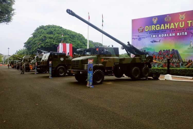 Sejumlah peralatan utama sistem persenjataan (alutsista) menembak milik Tentara Nasional Indonesia (TNI) yang dipamerkan di depan Istana Merdeka, Jakarta pada Rabu (5/10/2022).