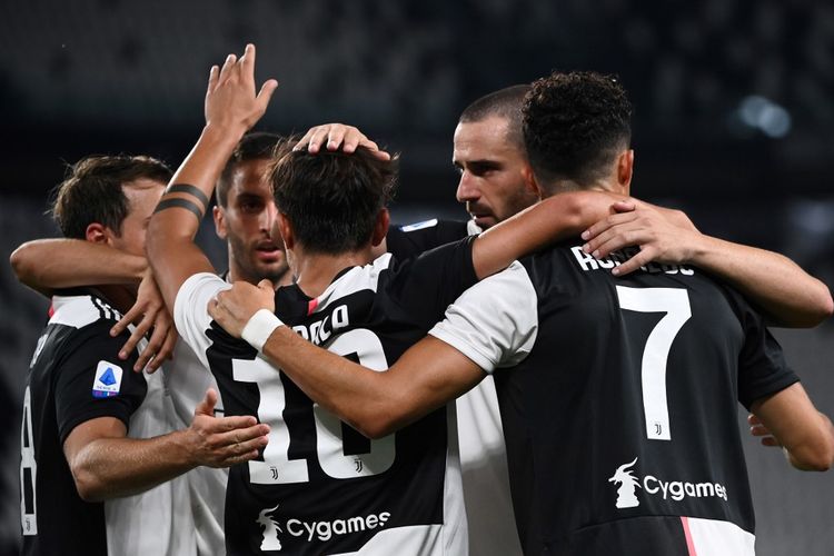 Cristiano Ronado berselebrasi bersama rekan-rekannya usai mencetak gol dalam laga Juventus vs Lazio di Stadion Allianz, Selasa (21/7/2020) dini hari WB. 