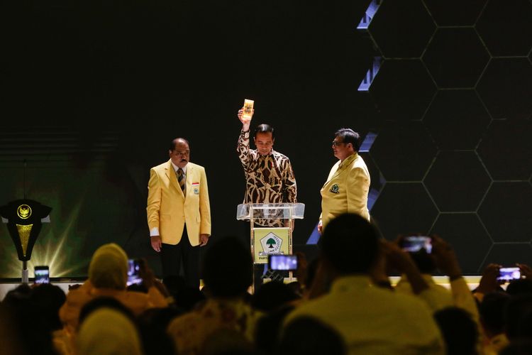 Presiden Republik Indonesia Joko Widodo (tengah) didampingi Ketua Umum Partai Golkar Airlangga Hartarto (kanan) dan Ketua Panitia Melchias Marcus Mekeng membuka Musyawarah Nasional X Partai Golkar di Jakarta, Selasa (3/12/2019).