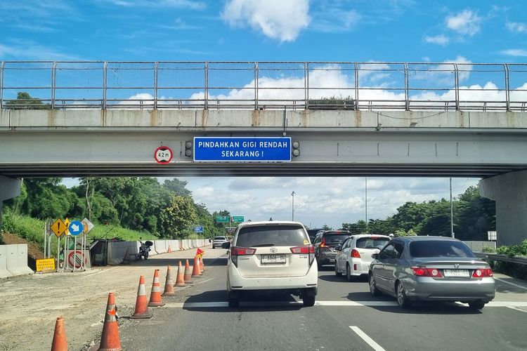 Kondisi jalan menurun panjang sebelum Gerbang Tol Ciawi 2, menjadi salah satu sebab yang membuat kendaraan dapat mengalami rem blong.