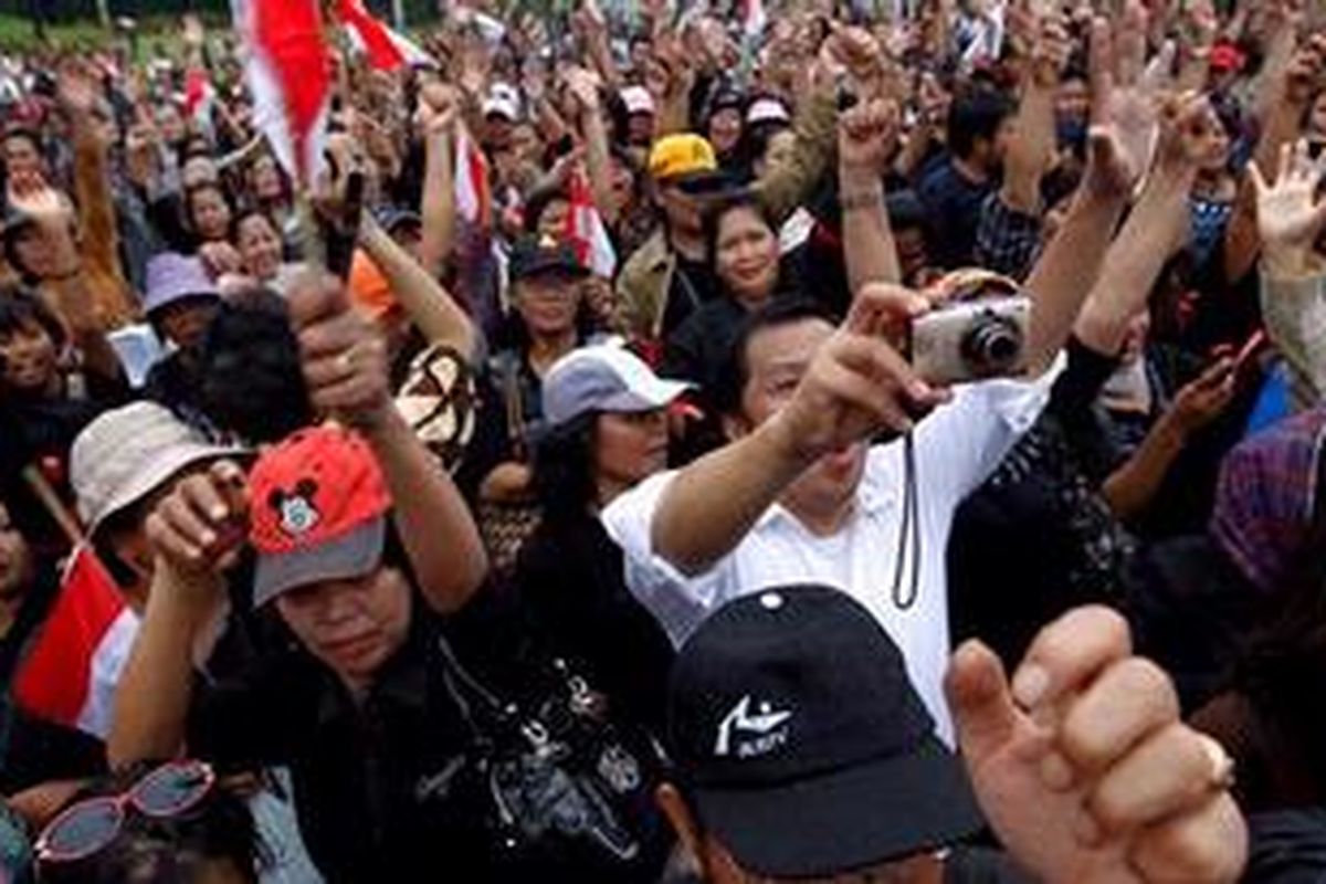Elemen masyarakat dari lintas agama menggelar aksi unjuk rasa di Silang Monas, Jakarta, Minggu (15/8/2010). Mereka menuntut hak kebebasan beribadah di Indonesia.