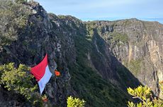 Bendera Merah Putih Raksasa Berkibar di Kawah Gunung Ciremai