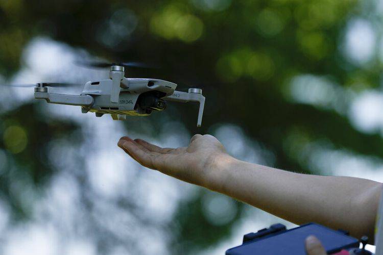 Andriy Pokrasa, 15, mendaratkan drone di tangannya selama wawancara dengan The Associated Press di Kyiv, Ukraina, Sabtu, 11 Juni 2022.