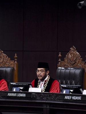 Ketua Mahkamah Konstitusi (MK) Anwar Usman (tengah) memimpin sidang pleno penyampaian laporan tahun 2019 di Gedung MK, Jakarta, Selasa (28/1/2020). Sejak berdiri pada tahun 2003 hingga Desember 2019 MK telah menerima sebanyak 3.005 perkara.