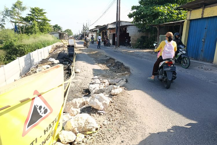 Jalan CBL Bekasi Ambles, Pengendara Deg-degan Setiap Melintas