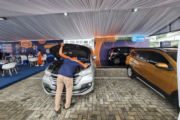 Inspeksi mobil bekas yang disediakan mobbi pada Indonesia International Motor Show (IIMS) 2023