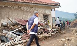 Kunjungi Lokasi Bencana Banjir Bandang di Agam, Zulhas Temui Pengungsi dan Berikan Sejumlah Bantuan