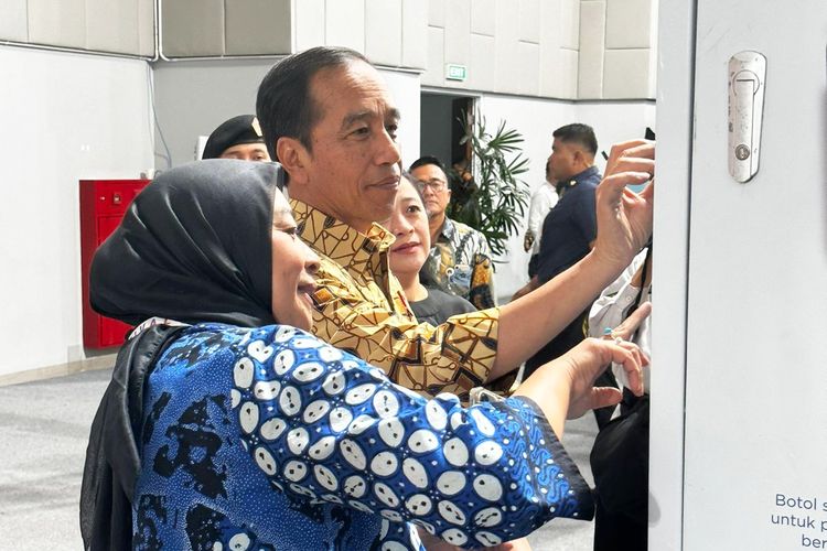 Presiden Joko Widodo (Jokowi) mengunjungi stand Danone Indonesia dalam Festival Lingkungan, Iklim, Kehutanan, dan Energi EBT (LIKE) 2023, Senin (18/9/2023).