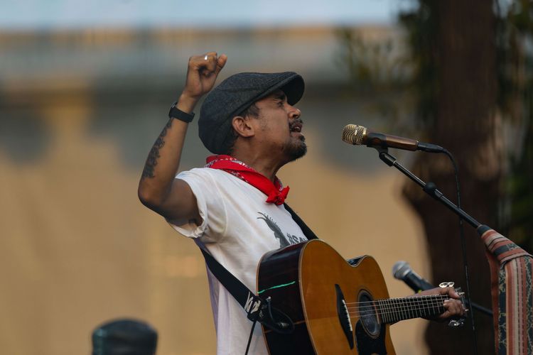 Penyanyi Glenn Fredly tampil dalam Pekan Kebudayaan Nasional di istora Senayan Jakarta, Jumat (11/10/2019).