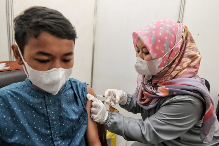 Salah seorang warga Jawa Barat saat mengikuti vaksinasi di Kabupaten Bogor beberapa waktu lalu. 
