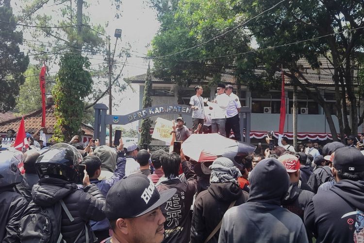 Demo Tuntut Perbaikan Jalan, Warga: Kalau Tak Sanggup, Tolong Bantu Kami Berpisah dengan Garut