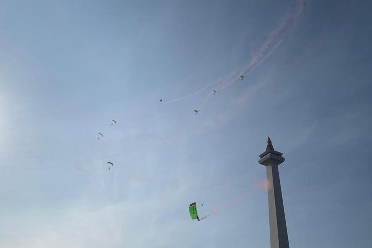 Momen 20 Penerjun Payung Meriahkan Merdeka Run 2026