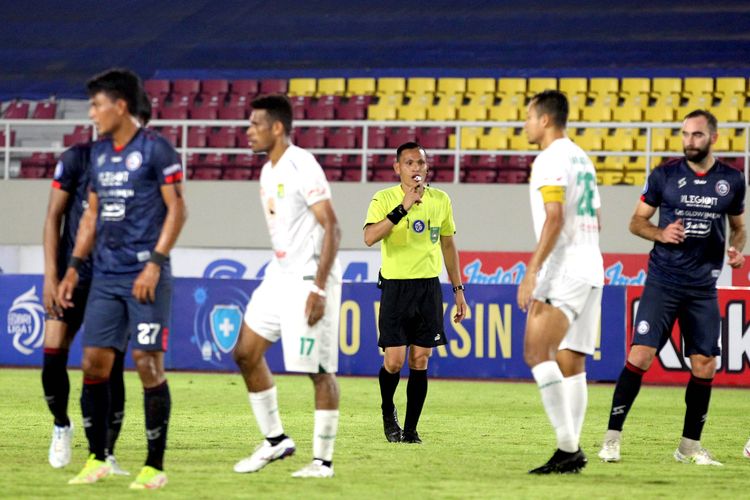 Wasit Steven Yubel Poli memimpin pertandingan pekan 11 Liga 1 2021 Arema FC melawan Persebaya Surabaya yang berakhir dengan skor 2-2 di Stadion Manahan Solo, Sabtu (6/11/2021) malam.