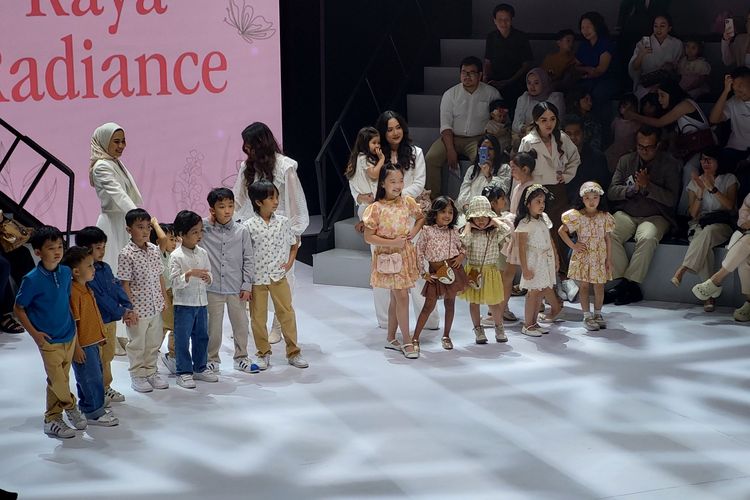Fashion show brand anak Gingersnaps Indonesia yang menampilkan koleksi Raya Radiance, dalam gelaran Plaza Indonesia Fashion Week (PIFW) 2024, Sabtu (2/3/2024). 