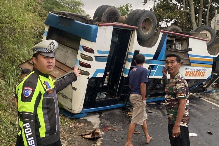 Bus Rombongan Pengantin Terbalik di Danau Ranau OKU Selatan, Diduga Tak Kuat Menanjak