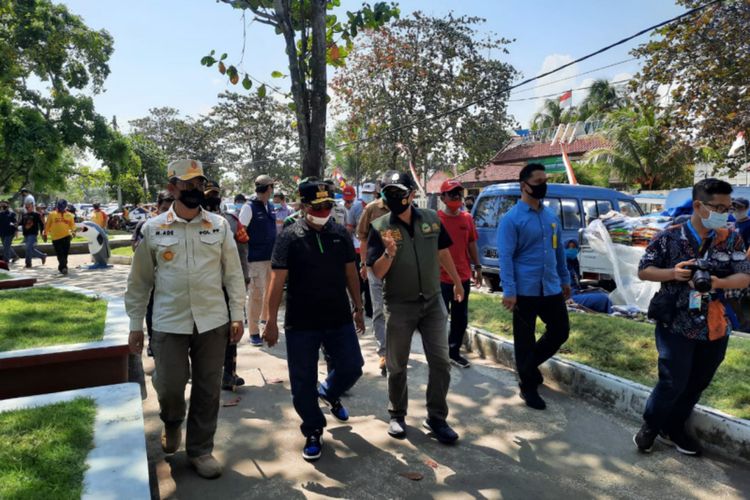 Wakil Gubernur Jawa Barat Uu Ruzhanul Ulum dan Kepala Disparbud Jabar saat melakukan sosialisasi penerapan sanksi administrasi bagi pelanggar protokol. kesehatan di Pantai Pangandaran, Sabtu (22/8/2020) kemarin.
