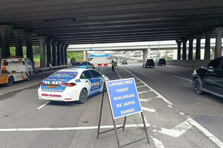 Lalin Padat, Akses Masuk Jalan Layang MBZ Menuju Cikampek Diterapkan Buka Tutup