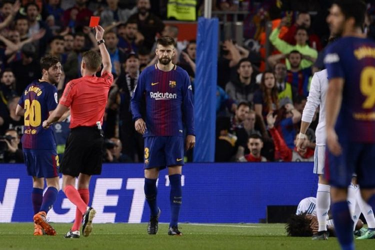 Bek Barcelona, Sergi Roberto, mendapat kartu merah seusai menampar wajah bek Real Madrid, Marcelo, pada laga El Clasico di Stadion Camp Nou, 6 Mei 2018.