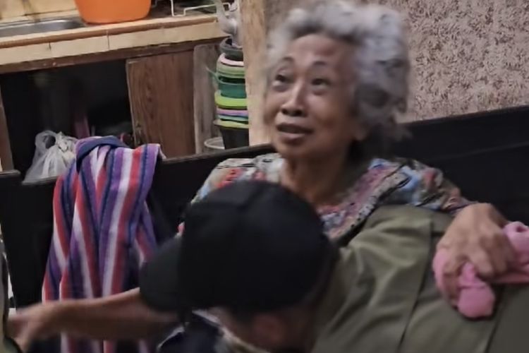 Siti Fatimah saat dijemput oleh Arief Camra karena ditelantarkan keempat anak kandungnya.