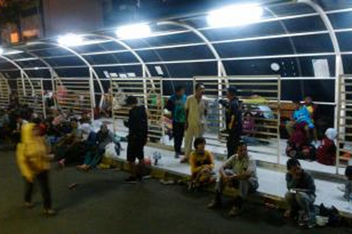Suasana ruang tunggu di bagian luar IGD RSCM, berubah menjadi pemukiman sementara oleh keluarga korban yang kebakaran di Pabrik PT Mandom di kawasan industri MM 2100 Cibitung, Jawa Barat.