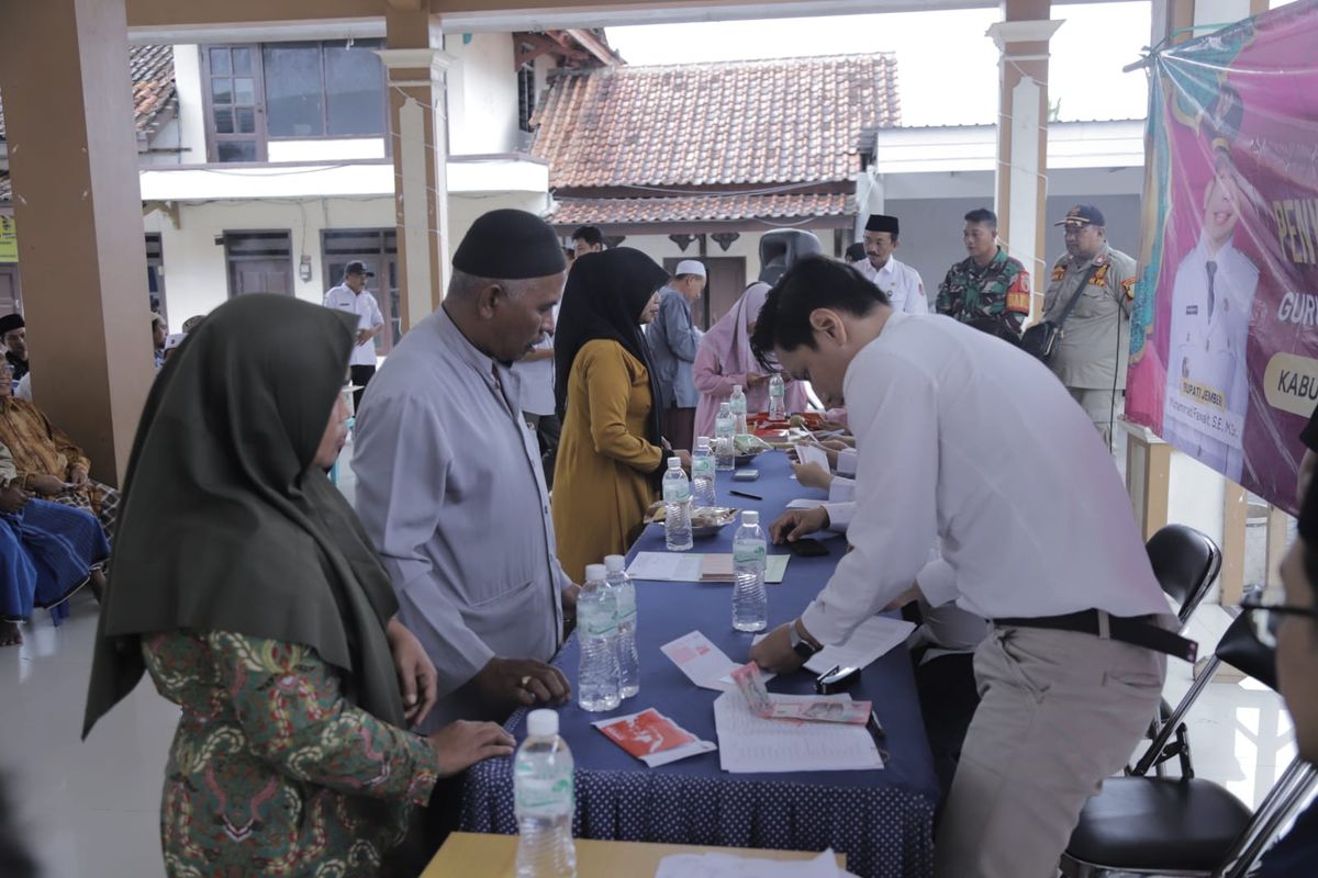 Penyaluran honorarium guru ngaji di Desa Yosorati Kecamatan Sumberbaru, Kabupaten Jember.