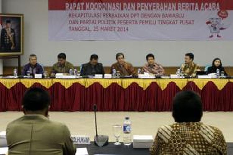 Komisi Pemilihan Umum (KPU) mengadakan rapat pleno terbuka penyempurnaan daftar pemilih tetap (DPT) Pemilu DPR, DPD, DPRD Tahun 2014 yang diikuti oleh KPU, Bawaslu dan perwakilan partai politik tingkat pusat di Gedung KPU, Jakarta Pusat, Selasa (25/3/2014). Dalam rapat tersebut KPU menyatakan jumlah pemilih dengan nomor induk kependudukan (NIK) invalid sebanyak 124.814 pemilih, sementara pada Sabtu 22 Maret lalu, jumlah NIK invalid tercatat sebanyak 166.000 orang pada DPT yang identitas kependudukannya belum ditemukan.