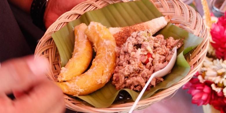 Gohu ikan di Festival Teluk Jailolo 2014. Gohu ikan dibuat dari ikan tuna mentah.