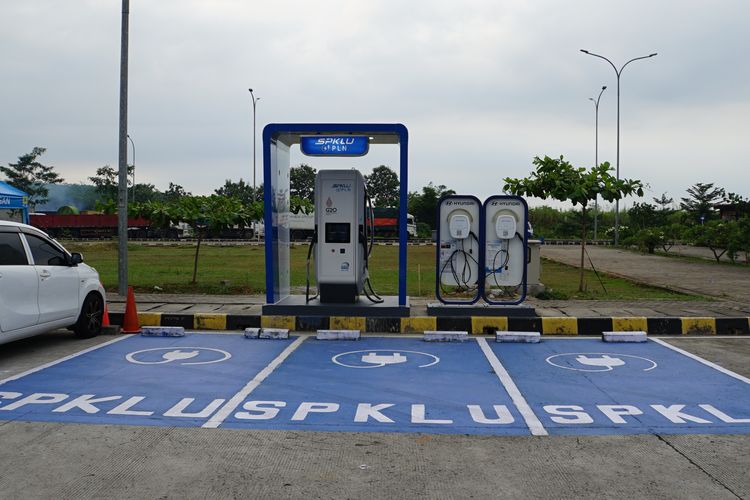 Ilustrasi SPKLU di rest area Tol Trans Jawa.