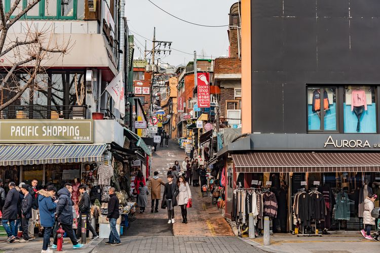 Distrik Itaewon di Korea Selatan merupakan destinasi belanja dan hiburan.