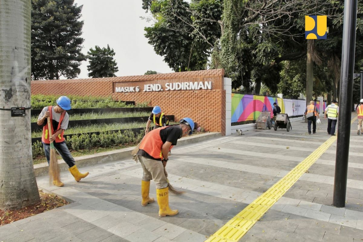 Penataan jalur trotoar di depan Pintu Masuk 6 Kompleks Gelora Bung Karno (GBK) Senayan di koridor Sudirman-Thamrin.