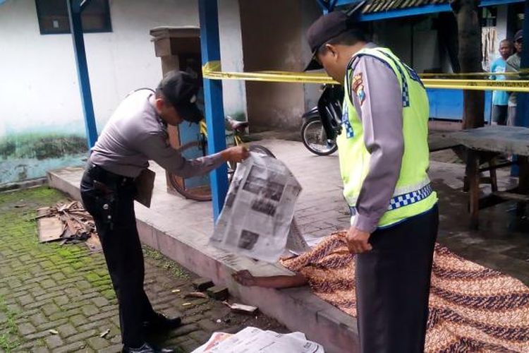 Foto : Anggota Polres Madiun Kota melakukan olah tempat kejadian perkara penemuan mayat tukang becak bernama Bambang Budi Setiaji (50), warga Jalan Ranumenggalan, Kelurahan Mojorejo, Kecamatan Taman, Kota Madiun ditemukan tewas di Pasar Mojorejo, Kamis ( 26/1/2017).