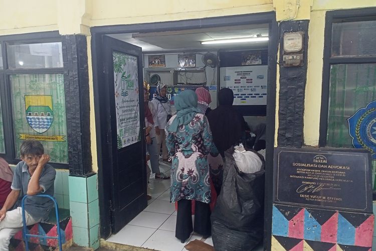 Bank Sampah ASRI yang berada di Jalan Kopo, Gang Parasdi Dalam IV RT 02 RW 07 Kelurahan Situsaeur, Kecamatan Bojongloa Kidul, Kota Bandung, Jawa Barat berhasil kurangi produktifitas sampah sebanyak 1 ton