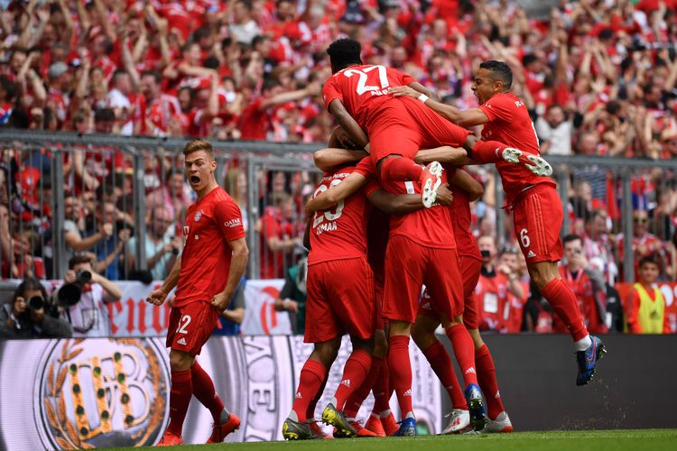 Para pemain Bayern Muenchen merayakan gol dari Kingsley Coman yang mencetak gol pertama bagi timnya dalam pertandingan Bundesliga antara FC Bayern Muenchen vs Eintracht Frankfurt di Allianz Arena pada Sabtu 18 Mei 2019 di Muenchen, Jerman.