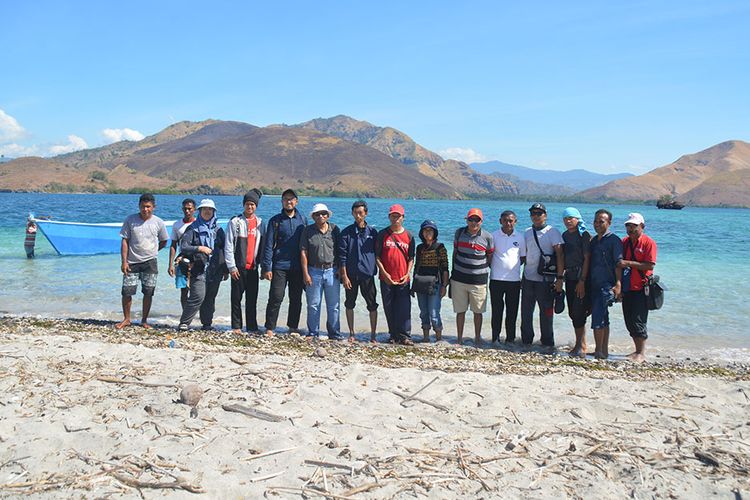 Tim Penjelajah dari Kementerian Pariwisata bersama konsultan dari ITB mengabadikan momen langka di Pantai Pasir Putih Pulau Kinde, Desa Tendakinde, Kecamatan Wolowae, Kabupaten Nagekeo, Flores, NTT, Kamis (20/6/2019). Pulau Kinde dijadikan pilot proyek destinasi unggulan Nasional di Pulau Flores. 