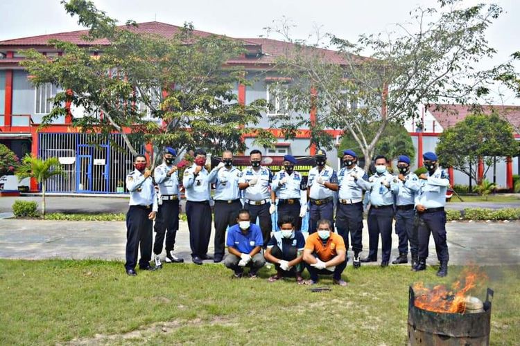 Sejumlah sipir Lapas Kelas II B Nunukan Kaltara saat kegiatan pemusnahan barang hasil razia dalam bangsal tahanan
