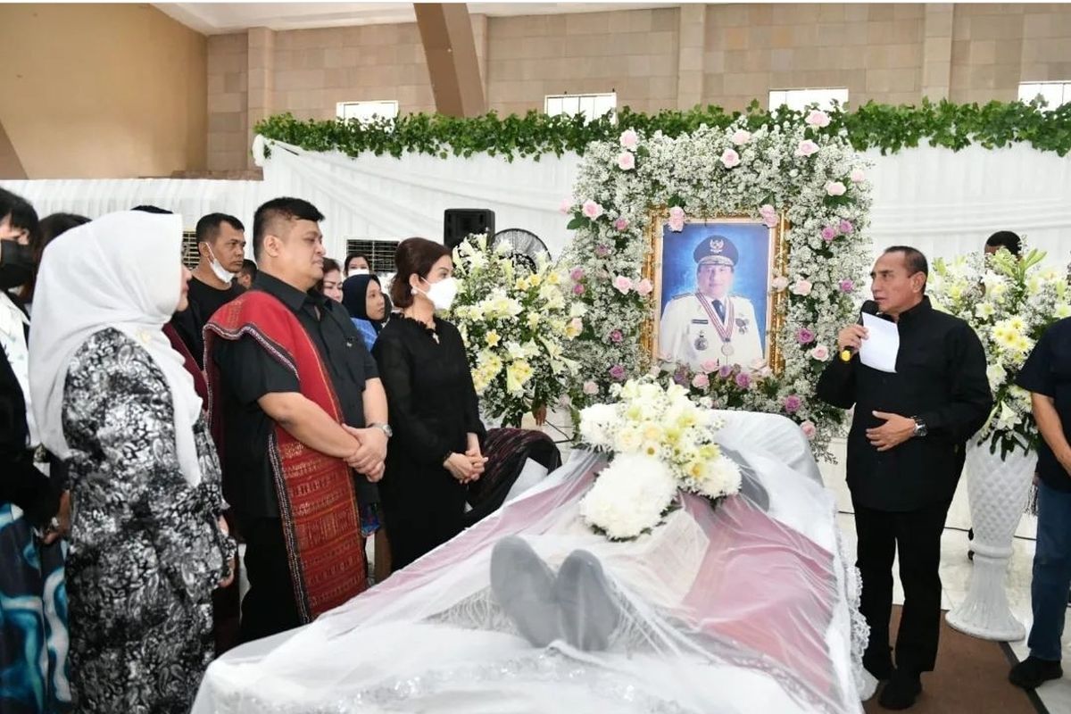 Edy Rahmayadi saat menghadiri persemayaman mantan gubernur Sumatera Utara Rudolf Pardede, Rabu (28/6/2023) 