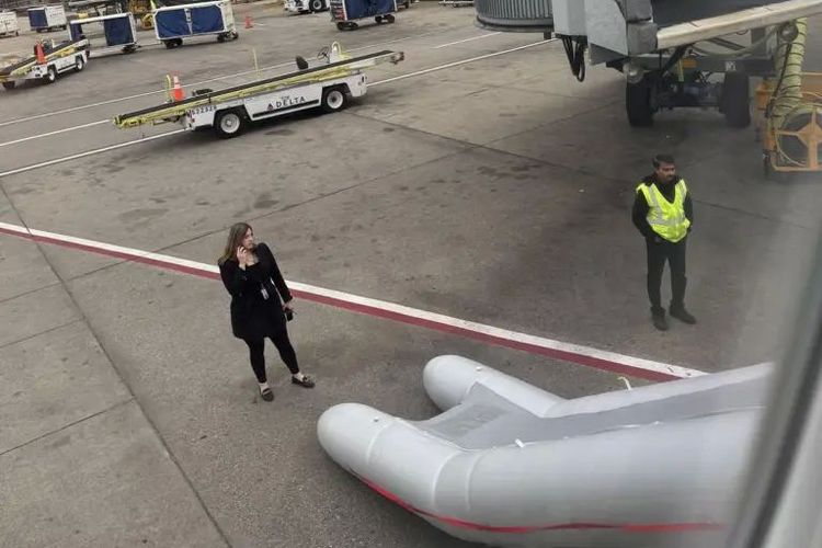 Seluncur darurat keluar dari pesawat Airbus A220 Delta Airlines rute Pittsburgh ke Salt Lake City, Amerika Serikat, sebelum berangkat pada 25 Oktober karena pramugari salah mengangkat gagang pintu.