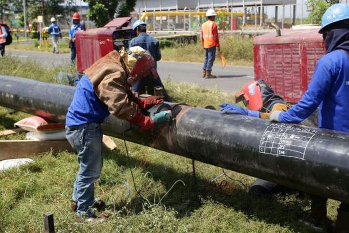 Pekerja tengah melakukan pemasangan pipa gas milik PGN