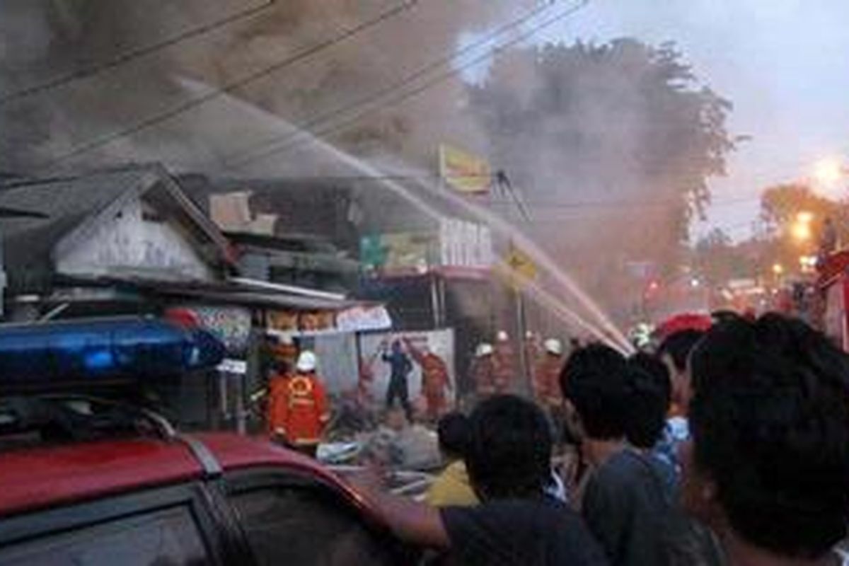 Kebakaran di dekat pasar buah, sebelah barat Pasar Palmerah, Jakarta, Kamis (28/4/2011) dini hari. 