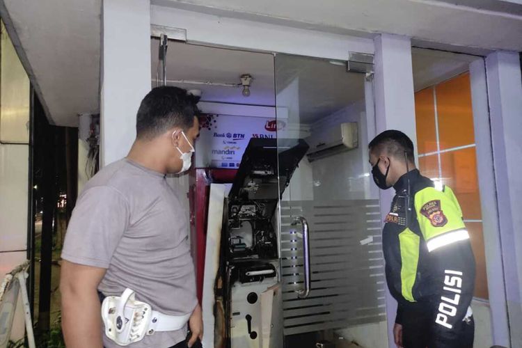Petugas melakukan olah tempat kejadian perkara (TKP) kasus pembobolan mesin anjungan tunai mandiri atau ATM di Jalan Jakarta-Bogor, Nanggewer, Cibinong, Kabupaten Bogor, Kamis (24/3/2022).