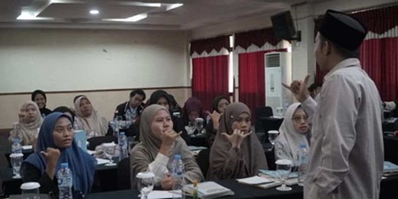 Dompet Dhuafa menggelar Pelatihan Al Quran Isyarat bagi para guru agama Islam di Sekolah Luar Biasa (SLB) se-Jabodetabek (Jakarta-Bogor-Depok-Tangerang-Bekasi) di Syahida Inn UIN Jakarta, Ciputat, Tangerang Selatan, Sabtu (27/9/2025).

