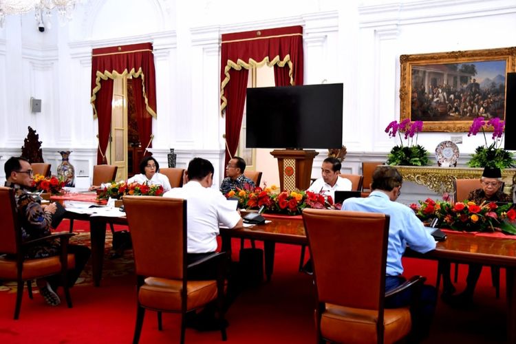 Presiden Joko Widodo memimpin rapat soal kebijakan golden bisa di Istana Kepresidenan, Jakarta pada Senin (29/5/2023).