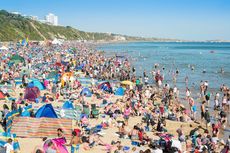 Saat Wisatawan Berkumpul di Pantai Bournemouth Inggris Bulan Lalu...