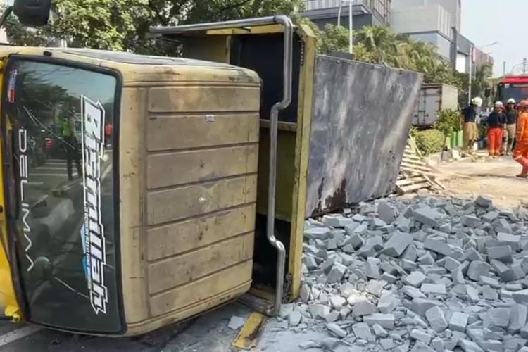 Truk Bata Hebel Terguling di Makasar Jaktim, Pecah Ban Saat Hindari Motor